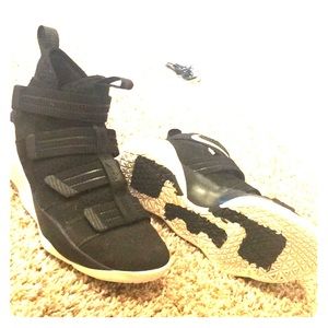 LEBRON XI PRESTINE CONDITION